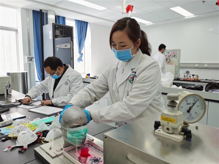 图为该院检验人员在进行合成血液穿透项目检测。（云南省药监局供图）