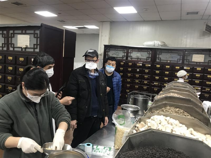 湖北省药监局武汉分局工作人员在对中药产品进行监督抽检。（湖北省药监局武汉分局供图）