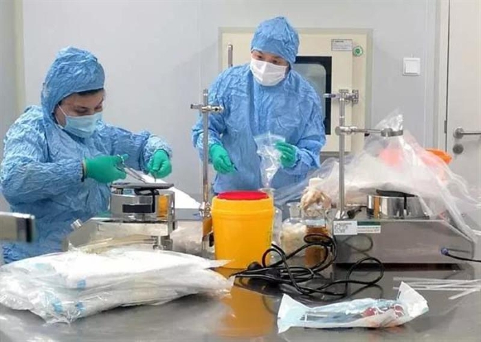 图为新疆维吾尔自治区药品检验研究院工作人员在工作。（新疆维吾尔自治区药检院供图）