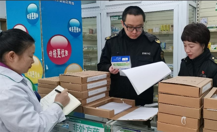 朝阳区市场监督管理局监管人员正在检查药店的质量管理文件。（孙彦 摄） 