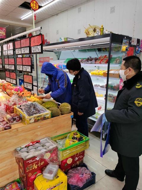 图为该局执法人员在一家食品经营单位检查。