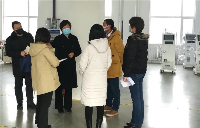 图为吉林省药监局党组书记、局长刘宝芳（左三）深入企业了解医用防控物资原材料储备供应和生产线筹建有关情况，并现场帮助企业协调解决遇到的困难。