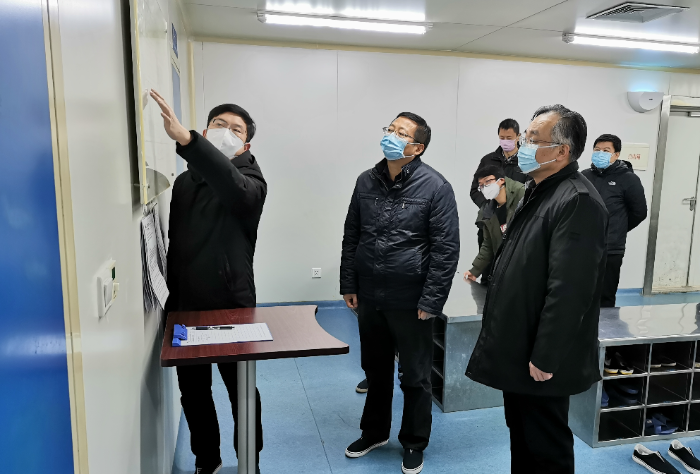 图为刘文斌与武汉分局工作人员在国药集团进行武汉血液制品现场检查。