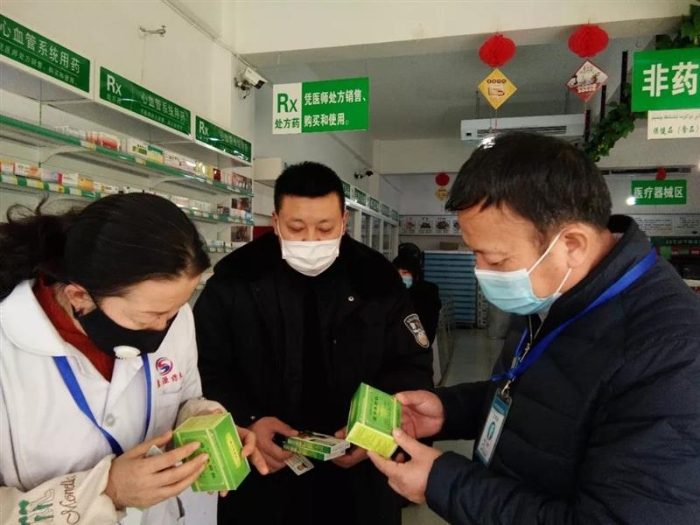 图为伊宁县市场监督管理局执法人员在一家药店检查。（彭玉桂 摄）