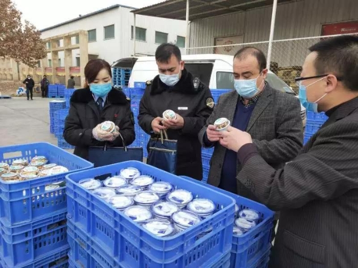 图为喀什地区市场监管局执法人员在一家牛奶生产企业检查。（赵雅琴 摄）