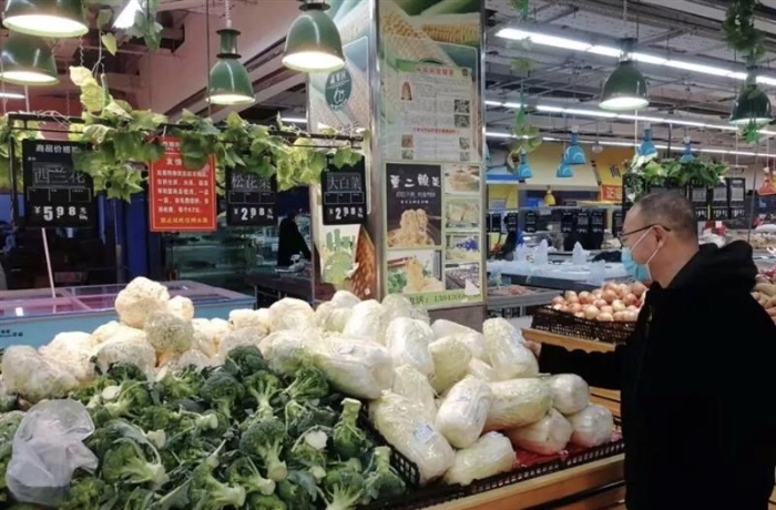 图为吉林省白山市市场监管局执法人员在一家超市检查食品。