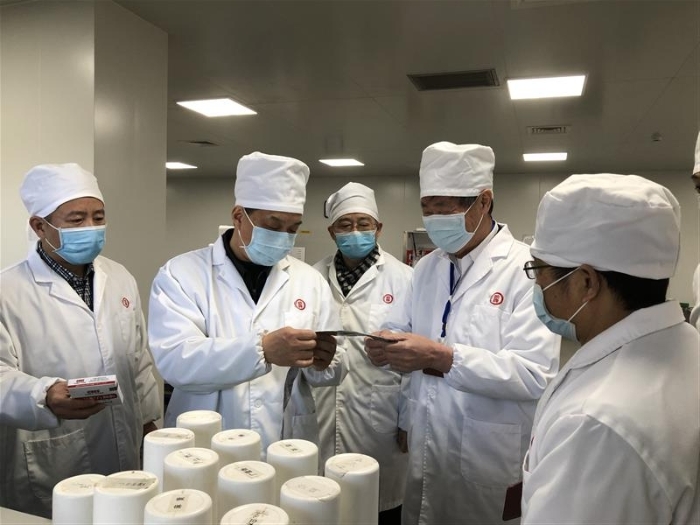 图为湖北省药监局党组书记、局长邓小川（左二）带队督查黄石疫情防控用药重点生产企业。