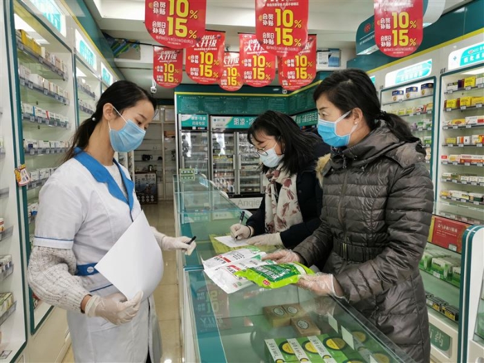 图为玛纳斯县市场监管局工作人员在一家药店检查。（李晓甜 摄）.
