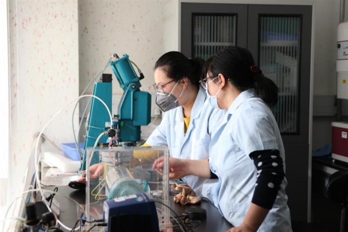 北京市医疗器械检验所进行医用防护口罩抗合成血液穿透性检验。（北京市医疗器械检验所供图）