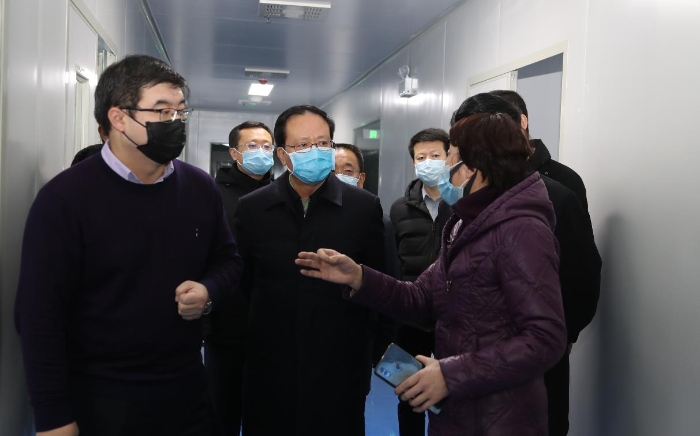 新疆维吾尔自治区药监局党组书记、局长张钰祥（前排中）在实地考察厂房。（马少宾 摄）