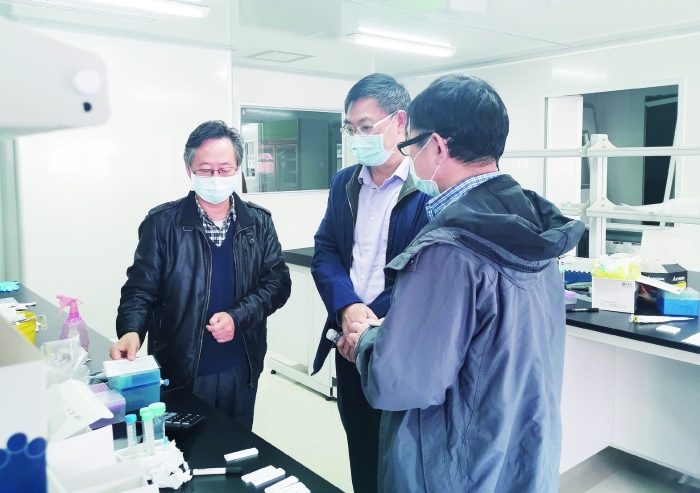 2月23日，广东省药监局副局长严振（中）率队到广东和信健康科技有限公司帮助企业解决新冠病毒检测试剂注册申报问题。 王天才 摄