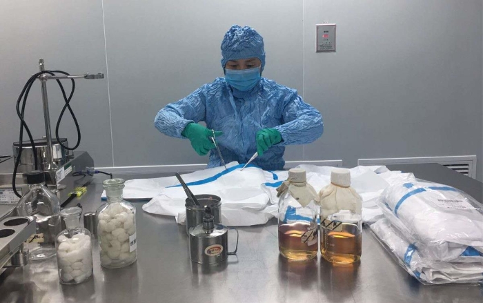 图为医用防护服无菌实验。（新疆维吾尔自治区药检院供图）