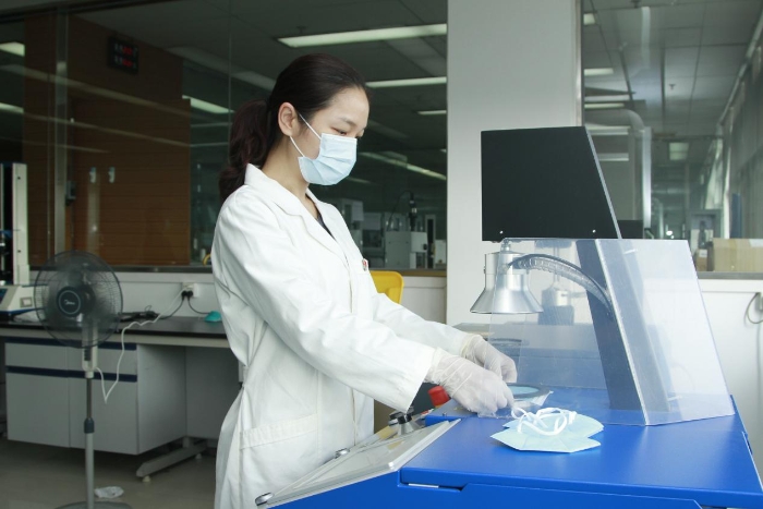 黄敏菊在实验室检验产品。