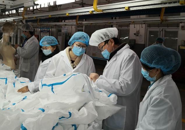 陈静丽在指导企业进行医用防护服生产。