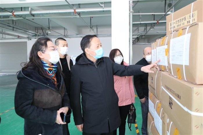 3月9日，新疆维吾尔自治区药监局党组书记、局长张钰祥（前右）带队到防护用品生产企业调研。（马少宾 摄）.JPG