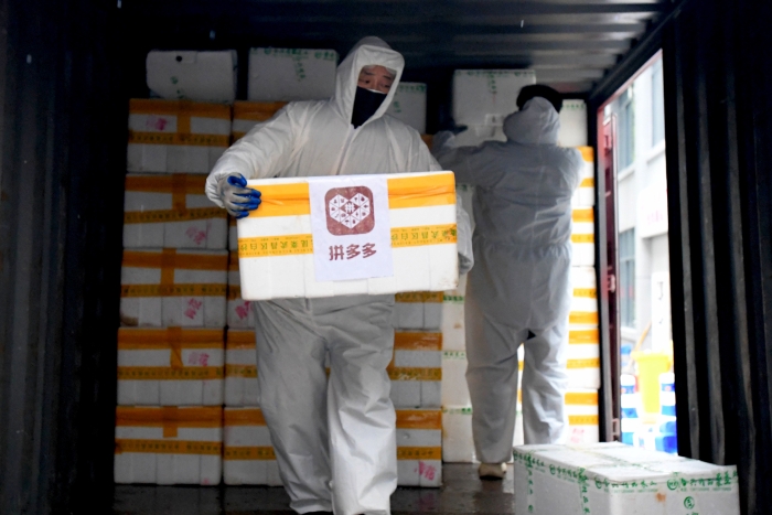 2月2日，湖北襄阳，工作人员正在搬运拼多多捐赠来的物资。
