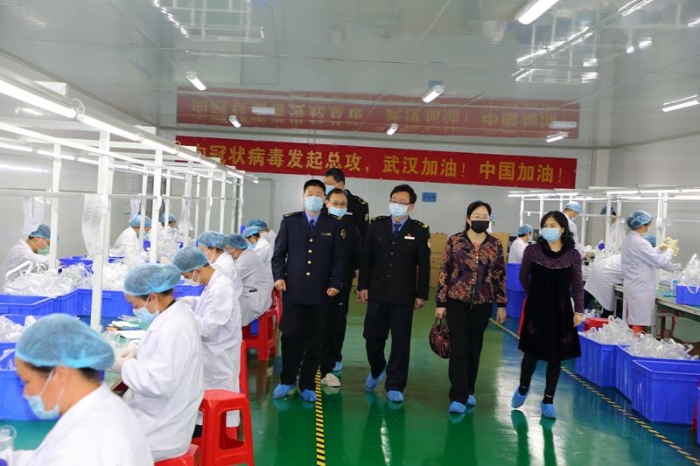 在桂林合兴医疗科技公司检查医用防护眼罩（医用护目镜）生产