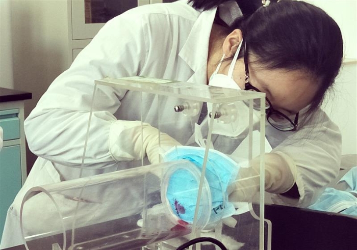 图为陕西省医疗器械质量监督研究院检验人员正在进行防护口罩合成血液穿透实验。(赵光 摄）