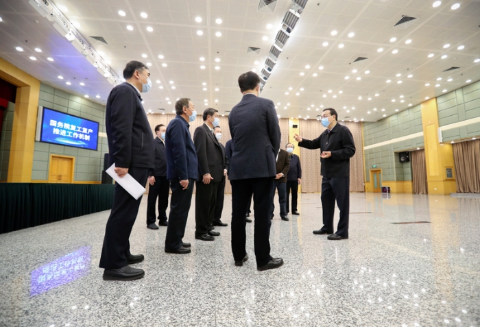 1李克强考察疫情防控与生活物资保障服务平台、国务院复工复产推进工作机制和宏观政策协调机制