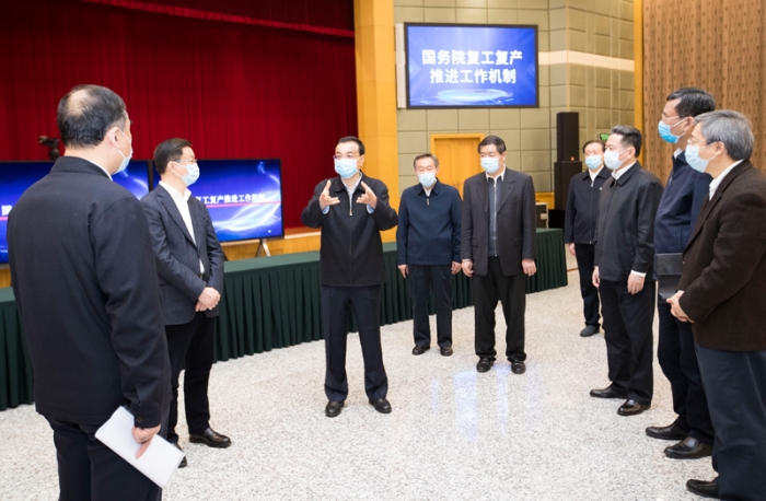 4李克强考察疫情防控与生活物资保障服务平台、国务院复工复产推进工作机制和宏观政策协调机制