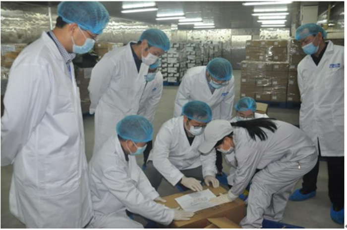 图为湖北省药监局监管人员开展新型冠状病毒灭活疫苗注册检验抽样。（湖北省药监局供图）