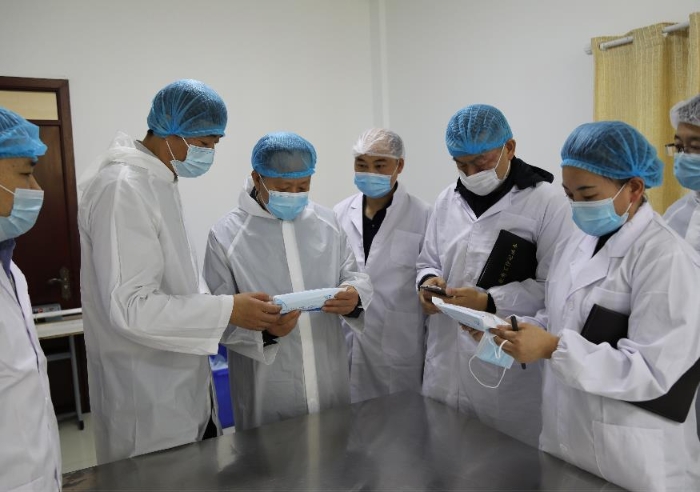 新疆维吾尔自治区药监局调研北疆防护用品生产企业 。