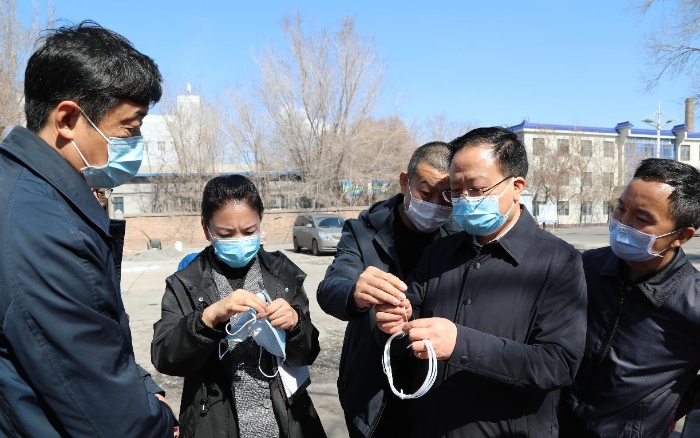 新疆维吾尔自治区药监局调研北疆防护用品生产企业 。（陈靖渭 摄）