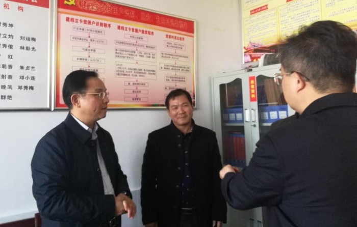 湖南省市场监督管理局局长向曙光（左一）在世富村调研。