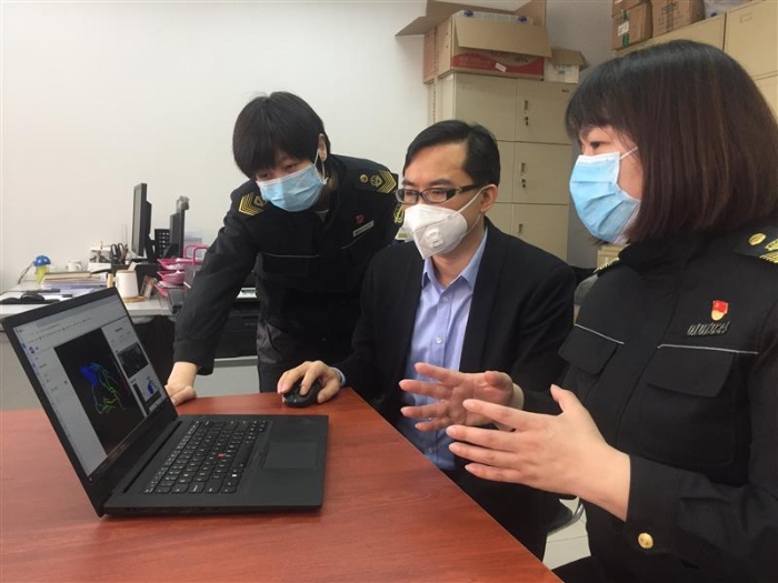 图为石景山区市场监管局监管人员检查该企业产品。(石景山区市场监管局供图) 图为石景山区市场监管局监管人员检查该企业产品。(石景山区市场监管局供图)