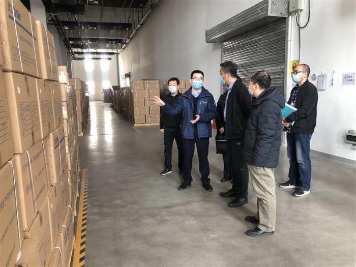 图为石景山区市场监管局执法人员检查辖区内医用防护物资生产企业。 图为石景山区市场监管局执法人员检查辖区内医用防护物资生产企业。