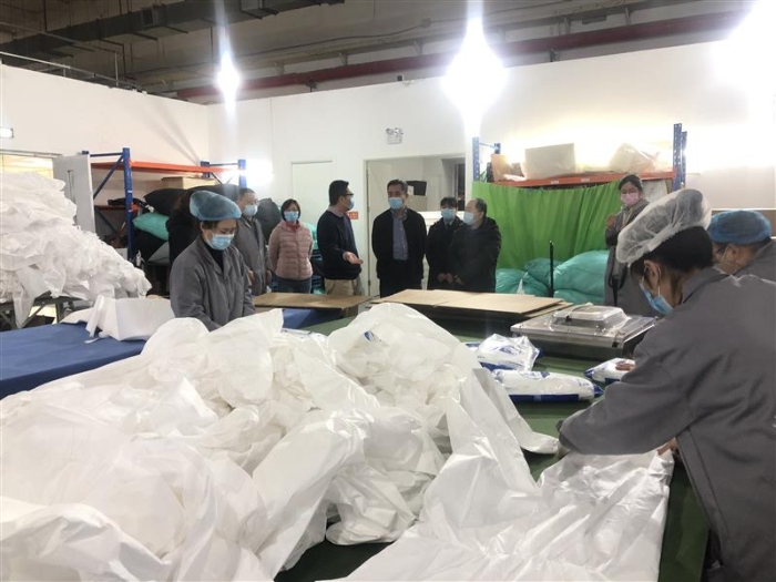 图为石景山区市场监管局执法人员检查辖区内医用防护物资生产企业。2 图为石景山区市场监管局执法人员检查辖区内医用防护物资生产企业。2