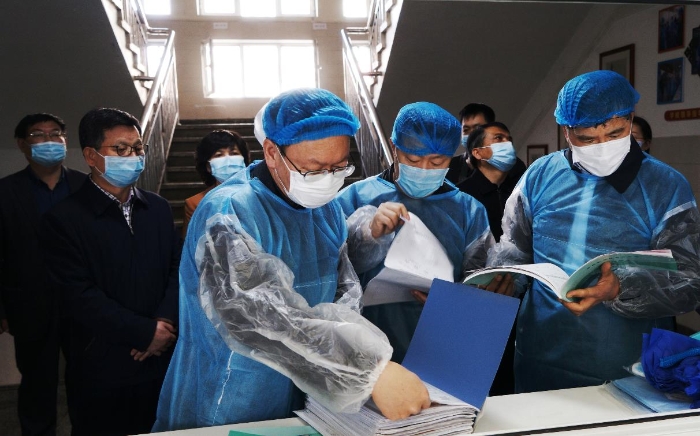 新疆维吾尔自治区检查组在学校检查食品安全（马晓杉 摄）.