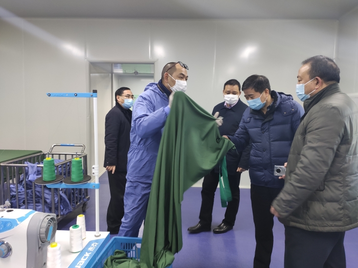 图为南京市市场监管局医疗器械监管处执法人员在防护用品生产企业检查。（南京市市场监管局供图）
