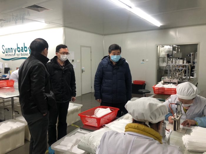 图为南京市市场监管局医疗器械监管处执法人员在防护用品生产企业检查。（南京市市场监管局供图）2