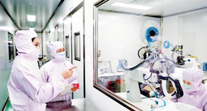 广西壮族自治区药监局监管人员在医用防护服生产企业指导生产