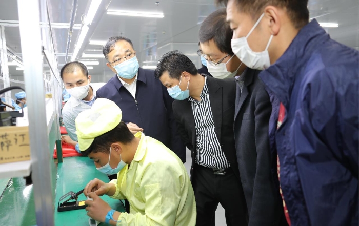 图为刘洪彬（后排左二）带队在企业生产车间检查。（马少宾 摄）