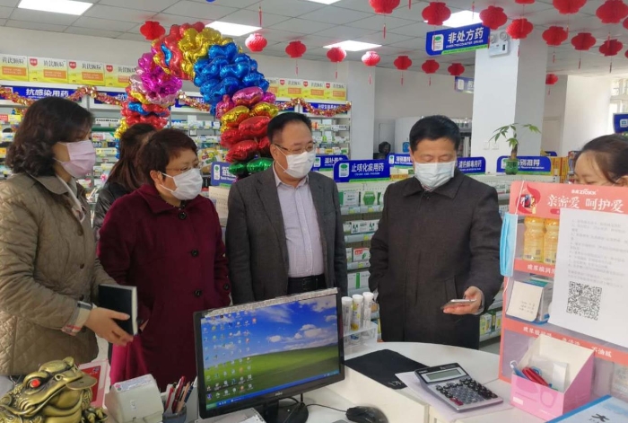 大连市市场监管局副局长王文涛（右二）带队开展药品督导检查。（大连市市场监督管理局供图）