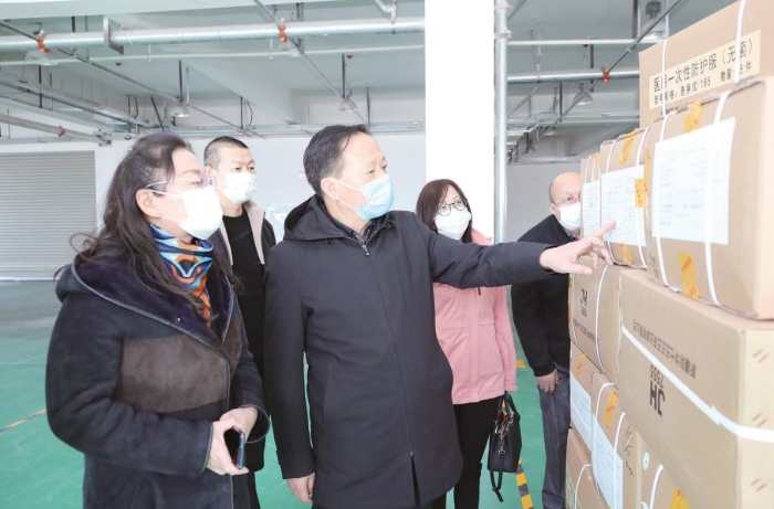 新疆维吾尔自治区药品监督管理局党组书记、局长张钰祥（前右）带队调研疫情防控用品生产企业。（马少宾 摄）