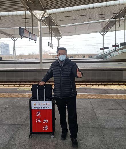 出发前，孔立在高铁站为武汉“加油”。