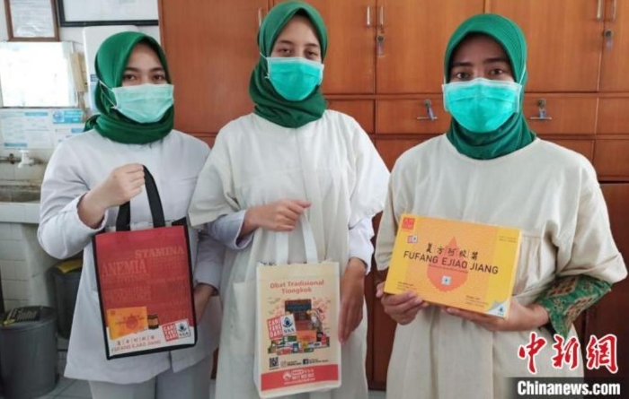 图为印尼医院医护人员收到中国捐赠的阿胶浆产品。印尼三有药业供图