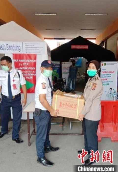 图为中国东阿阿胶公司向印尼医院捐赠复方阿胶浆。　印尼三有药业 供图 