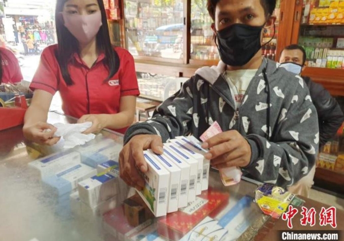 图为印尼全国各地药店的太极藿香正气液被“抢断货”。　印尼天一药业 供图 