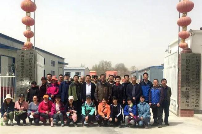 4月16日，在位于和田地区皮山县桑株镇库木艾格勒村的新疆维吾尔自治区药品监督管理局产业扶贫示范基地，该局参加第二轮结亲周活动的29名干部职工前来观摩学习。（柴霞 摄）