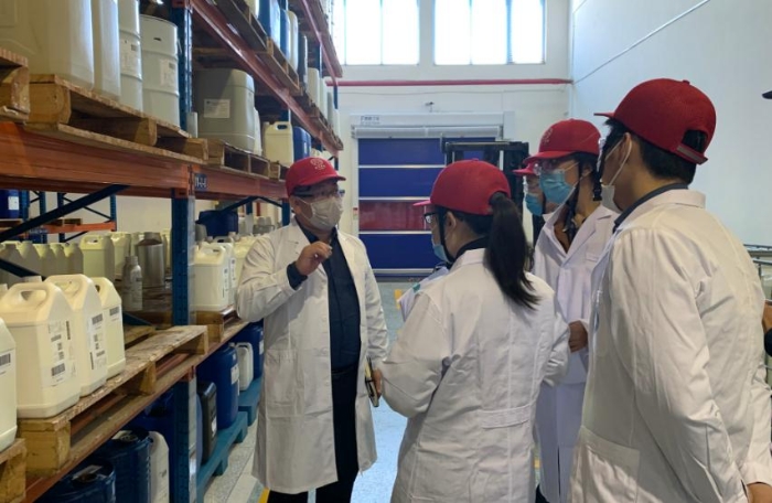 图为现场审核企业生产情况。（中国食品药品网记者杨菲 摄）