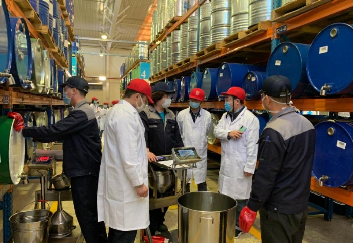 图为现场审核企业生产情况。（中国食品药品网记者杨菲 摄）