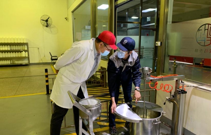 图为现场审核企业生产情况。（中国食品药品网记者杨菲 摄）
