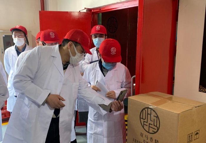 图为现场审核企业生产情况。（中国食品药品网记者杨菲 摄）