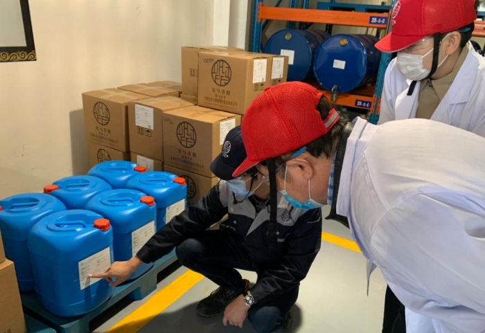 图为现场审核企业生产情况。（中国食品药品网记者杨菲 摄）