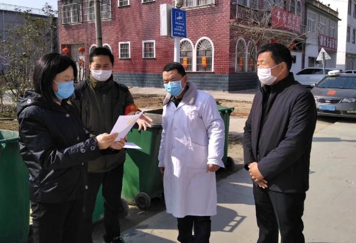 疫情防控期间，张艳琴（左一）深入镇村一线督导疫情防控工作。