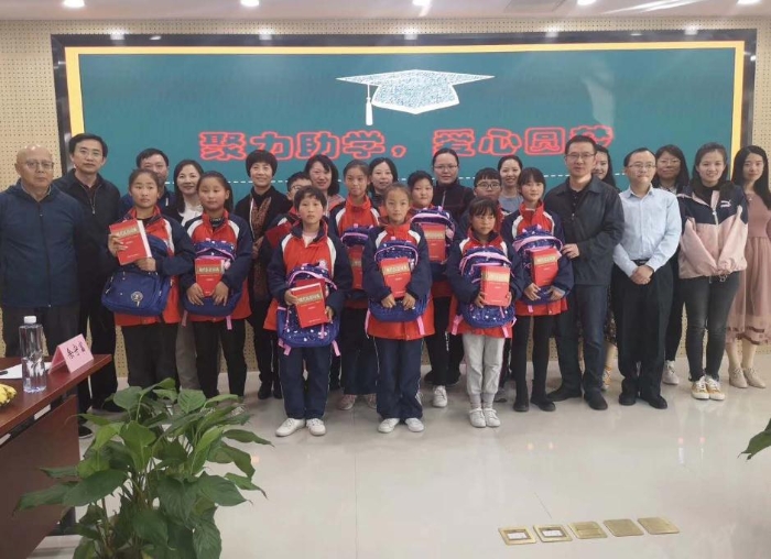 2019年10月临泉医药希望小学14名师生赴京参加国家药监局信息中心组织的“聚力助学，爱心圆梦”活动。